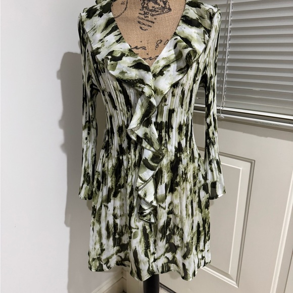 Allison Taylor Tops - Alison Taylor Green and White Ruffled Blouse size L